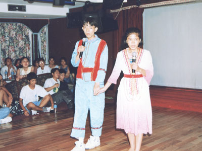 红十字架起跨越海峡的人道桥梁